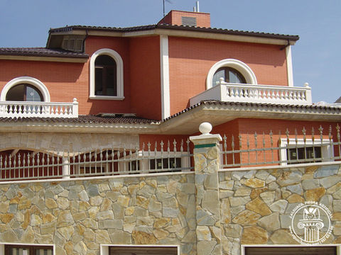 Fachada con molduras de piedra