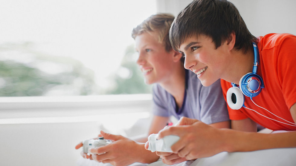 Jungs beim Videospielen