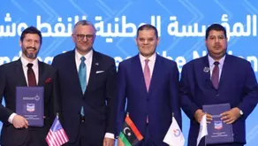 Muammar Gheddafi vi guarda 