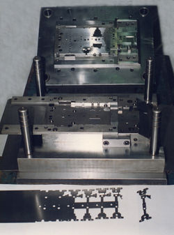 Matriz progresiva corte de piezas en hierro