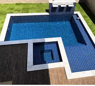 Borda-de-Piscina-Mármore-Branco-Pinta-Cinza.webp