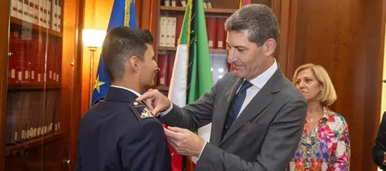 Il capo della Polizia consegna gli alamari agli allievi agenti del 233° corso