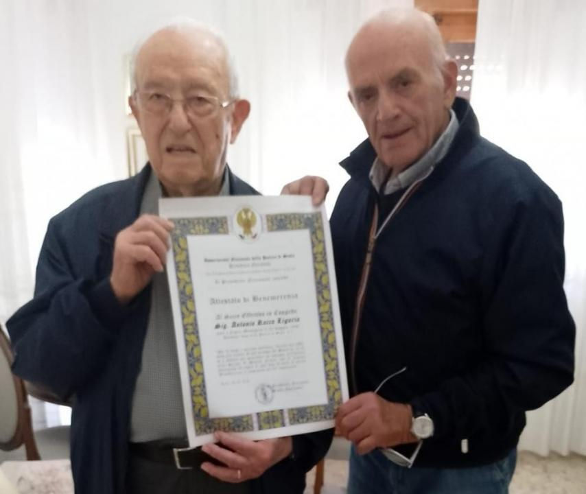 Consegna attestato di benemerenza.
