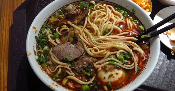 800px-Beef_noodles_set_in_Anning,_Lanzho