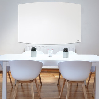 לוח איכותי ומעוצב עם פינות מעוגלות בחדר ישיבות