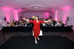 Foto da maquiadora Michele Parente no palco