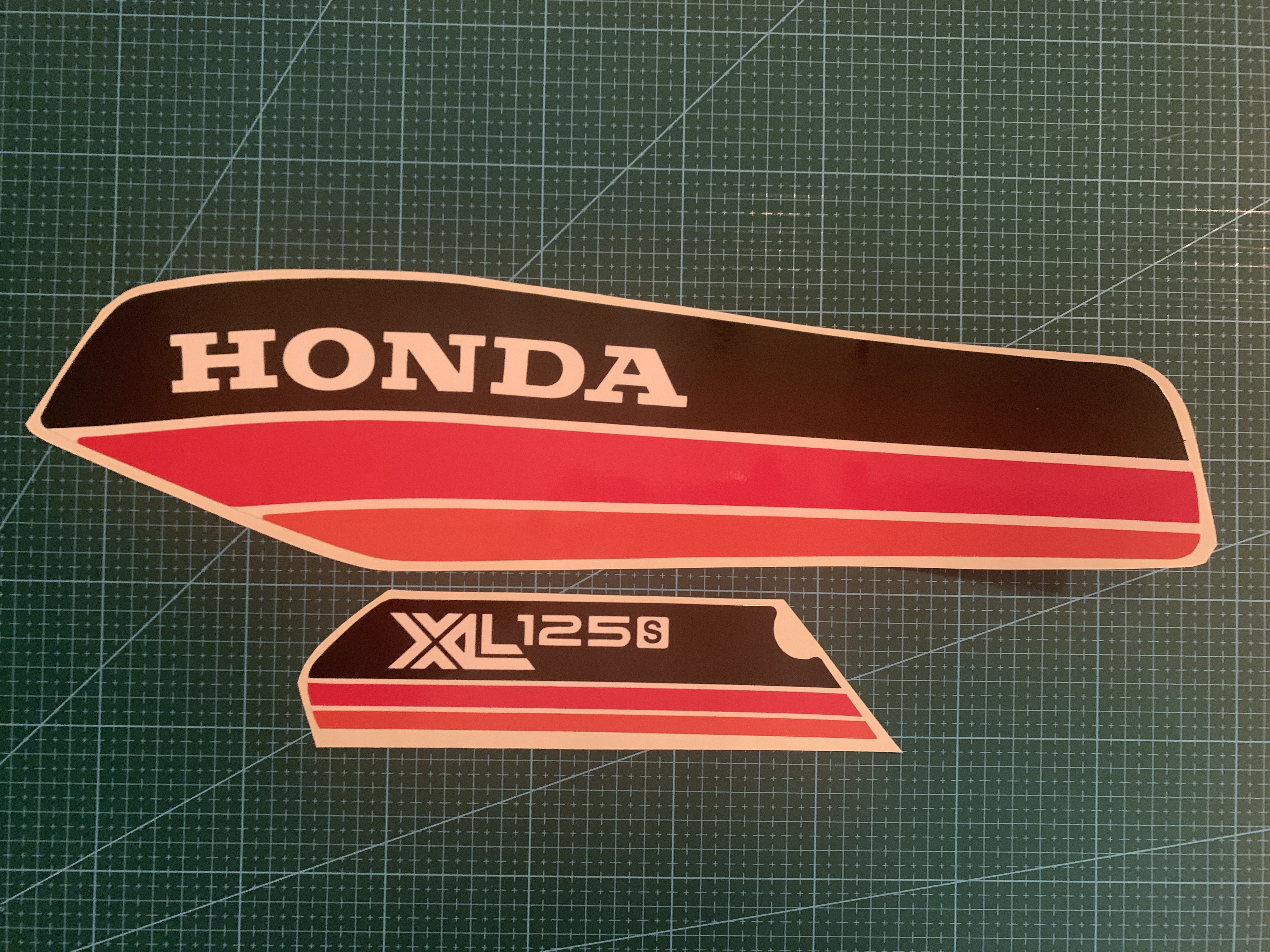 XLS 125 (B) 81/82 - Réservoir et caches latéraux