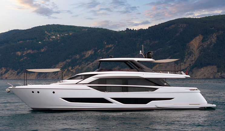 Lo yacht con flybridge, sviluppato dal cantiere navale di Cattolica, presenta un design innovativo e progressi tecnologici, con caratteristiche stilistiche e architettoniche perfettamente integrate fin nei minimi dettagli.
Questo eccezionale yacht, caratterizzato da un design sorprendente, eccelle in termini di comfort e privilegia il benessere, offrendo prestazioni notevoli, un uso efficiente dello spazio e numerose opzioni di personalizzazione, il tutto incarnando l’eleganza dell’artigianato italiano.