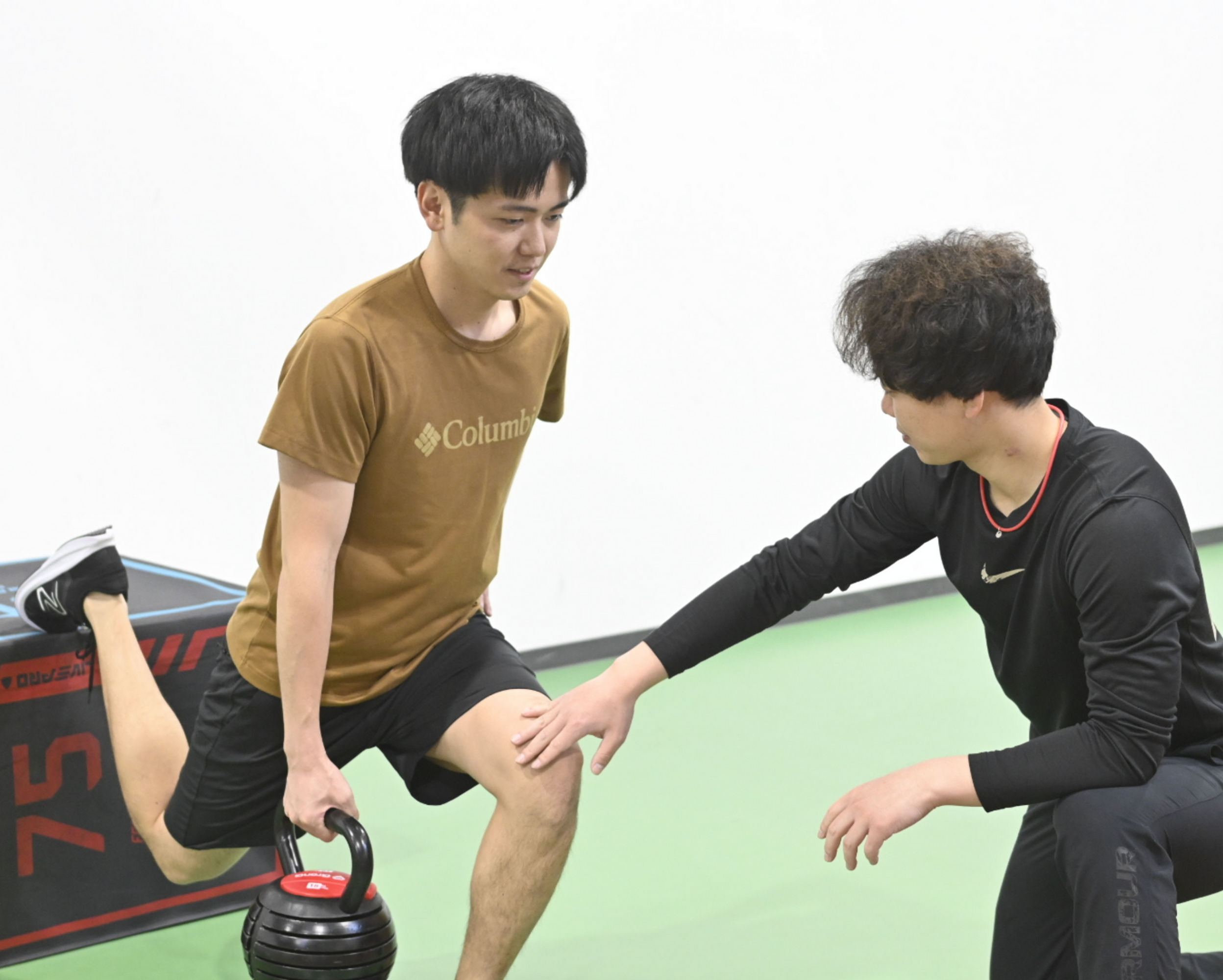 パーソナルトレーニングでブルガリアンスクワットを教えている