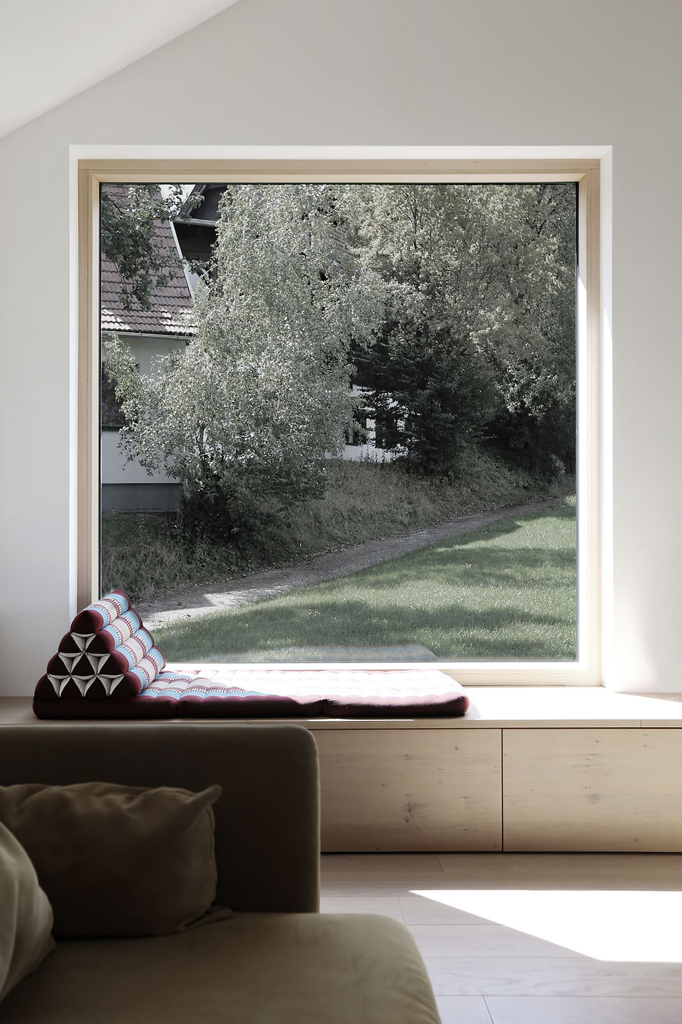 HAUS MIT KIRSCHBAUM_sitzfenster