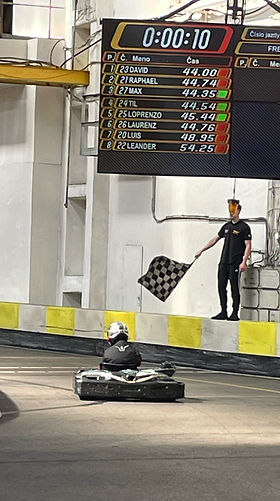 Zielflagge im Kartrennen