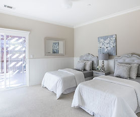 Chambre moderne à deux lits