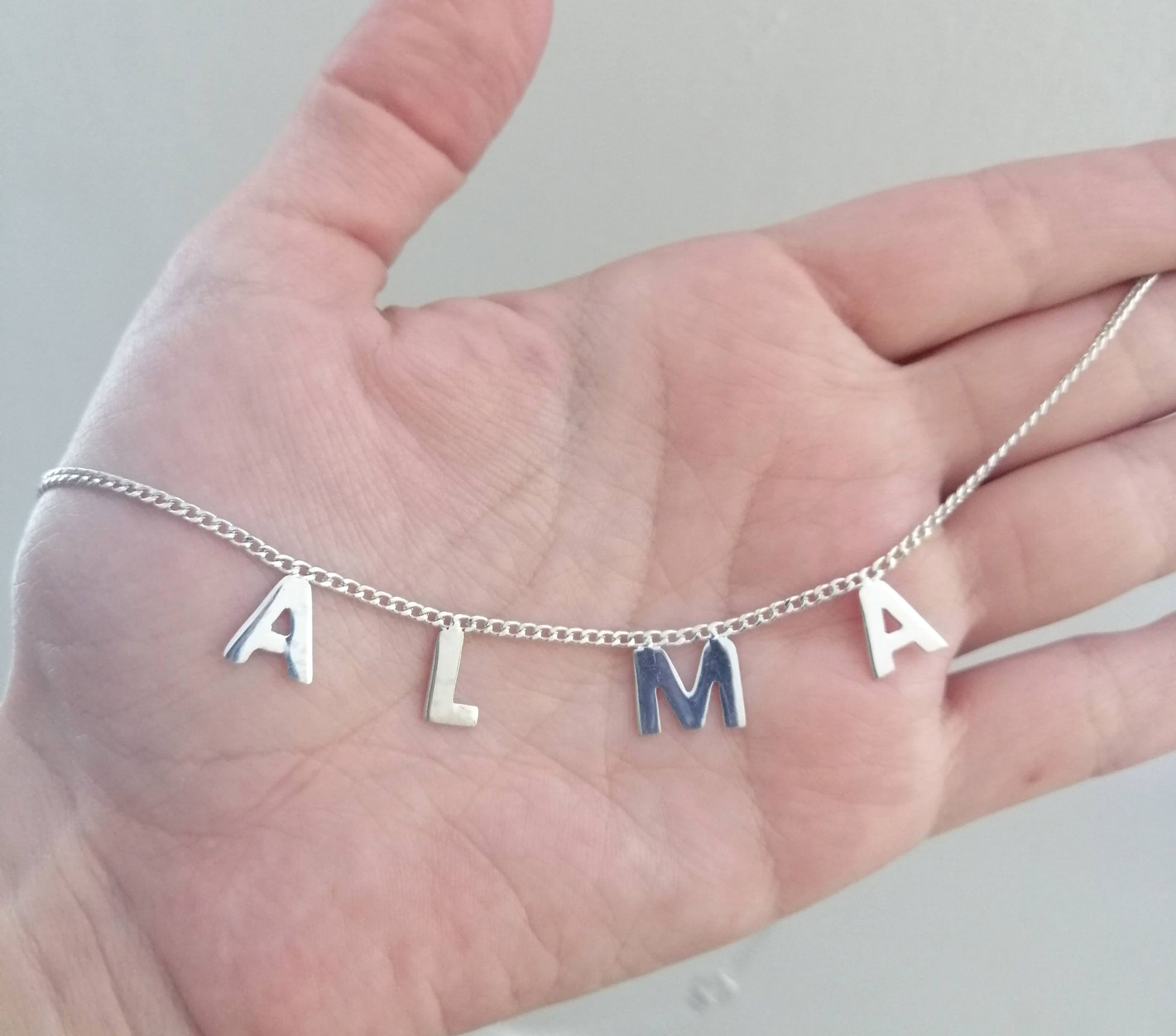 Collar de nombre en letra Arial