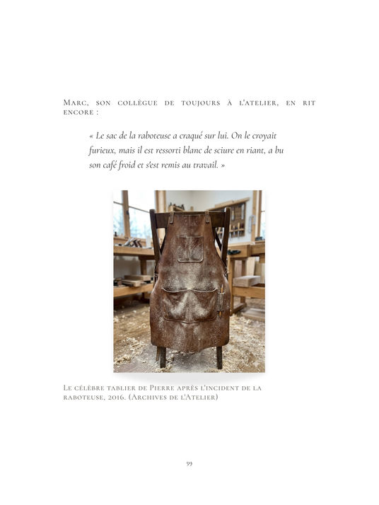 Page d'un album de célébration intégrant une anecdote humoristique de collègues, accompagnée d'une belle photographie d'un vieux tablier de menuisier pour illustrer visuellement ce souvenir de travail.