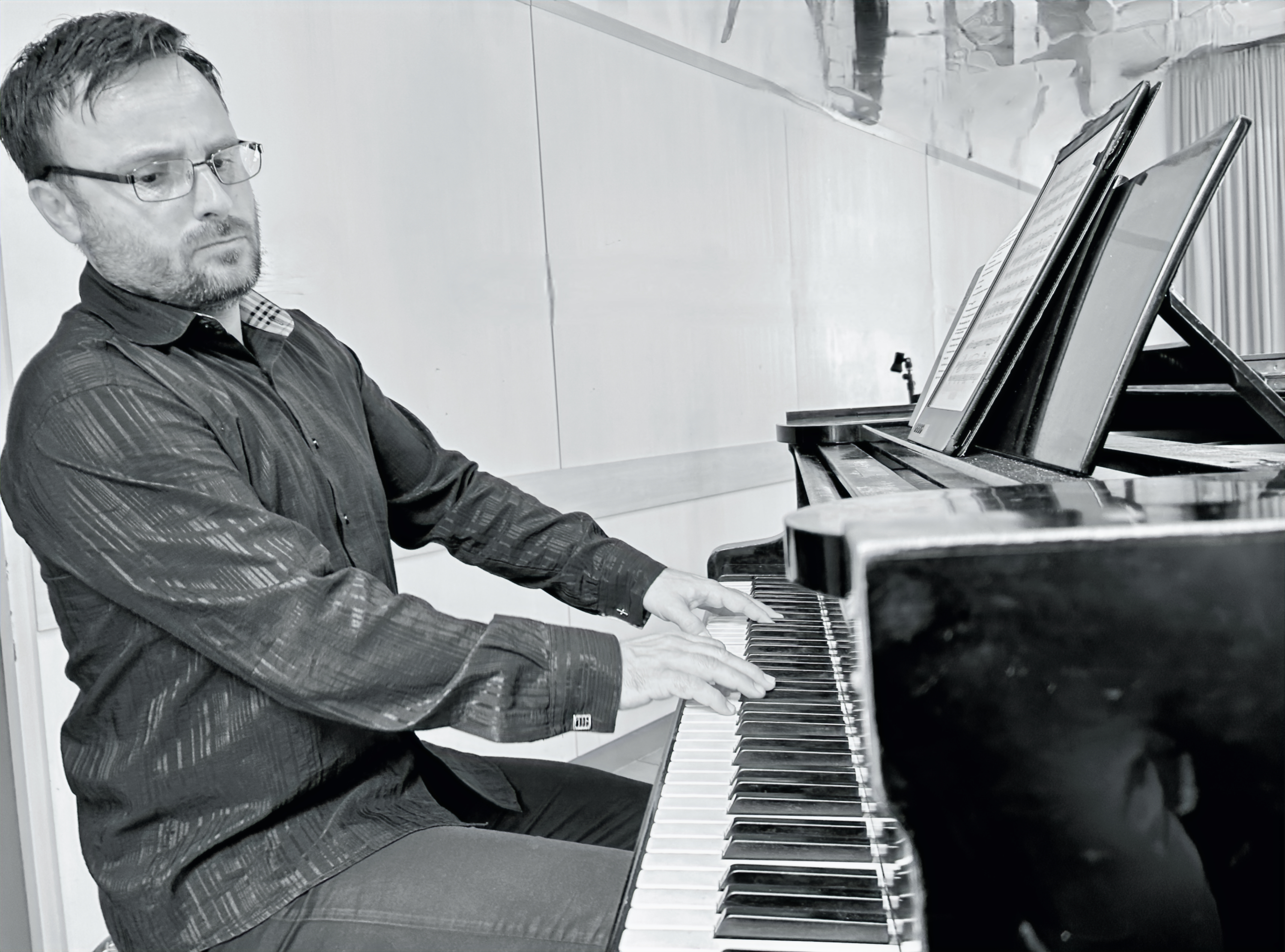 Klavierlehrer finden - Mirco Lieber, MMag. am Klavier