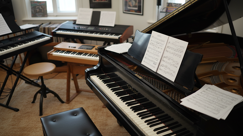 Draufsicht auf ein Musikstudio mit Tasteninstrumenten und Noten