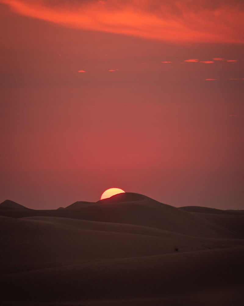 太陽下山後，夜晚人們開始熱鬧起來