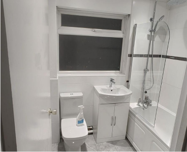 Complete bathroom suite fitting including concealed pipework, water-saving fixtures, and drainage setup.