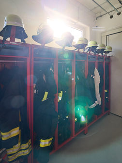 Die Umkleide der Feuerwehrleute mit den Uniformen.