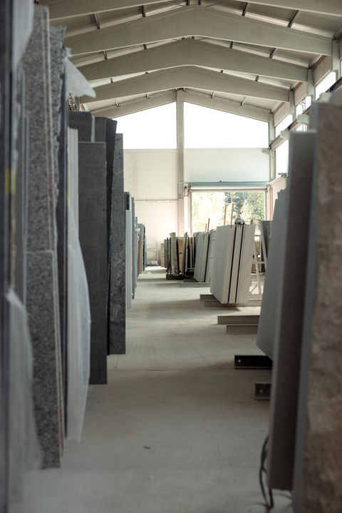 Steine im Lagerraum, Blick durch die Reihen.