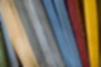 Gestapeltes Papier in verschiedenen Farben: Grau, Blau, Rot, Gelb.