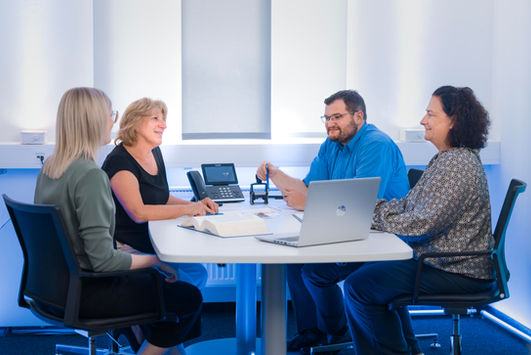 Zwei Mitarbeitende im Gespräch miteinander.