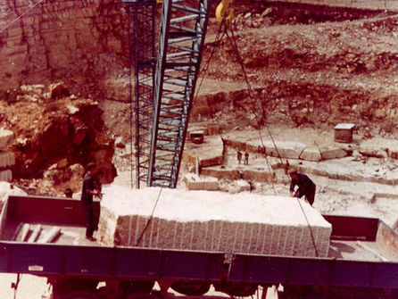 Duży blok kamienia jest przenoszony za pomocą dźwigu, zakład kamieniarski Böswald.