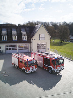 Zwei Feuerwehrautos auf dem Platz vor der Feuerwache in Berg.
