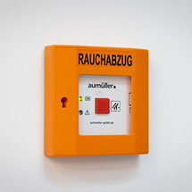 Ein Orangender Kasten mit der Aufschrift: " Rauchabzug"