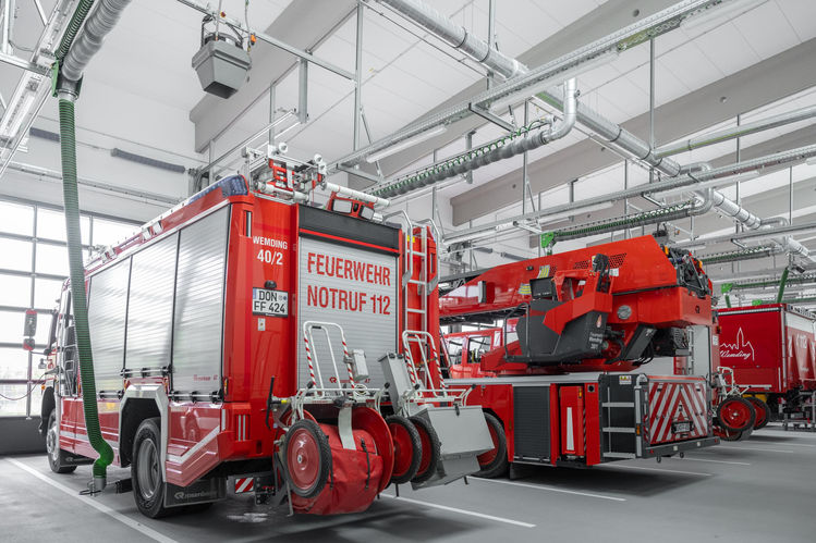 Feuerwehrautos in einer großen Halle der Feuerwehr Wemding