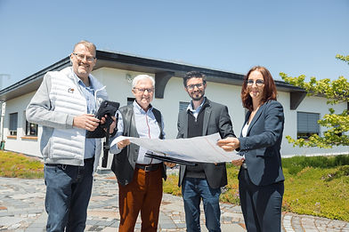 Das Team des Planungsbüros auf einem Gruppenfoto vor dem Bürogebäude