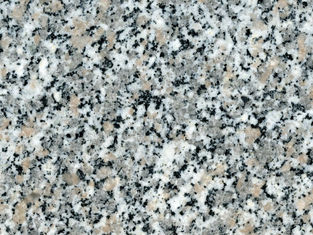 Rosa Beta, Hartgestein, Italien. Grauer Granit mit schwarzen und beigen Flecken. Natursteine für Arbeitsplatten.