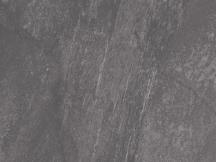 Grauer Stein mit strukturierten Oberflächen, Böswald Natursteinwerk.