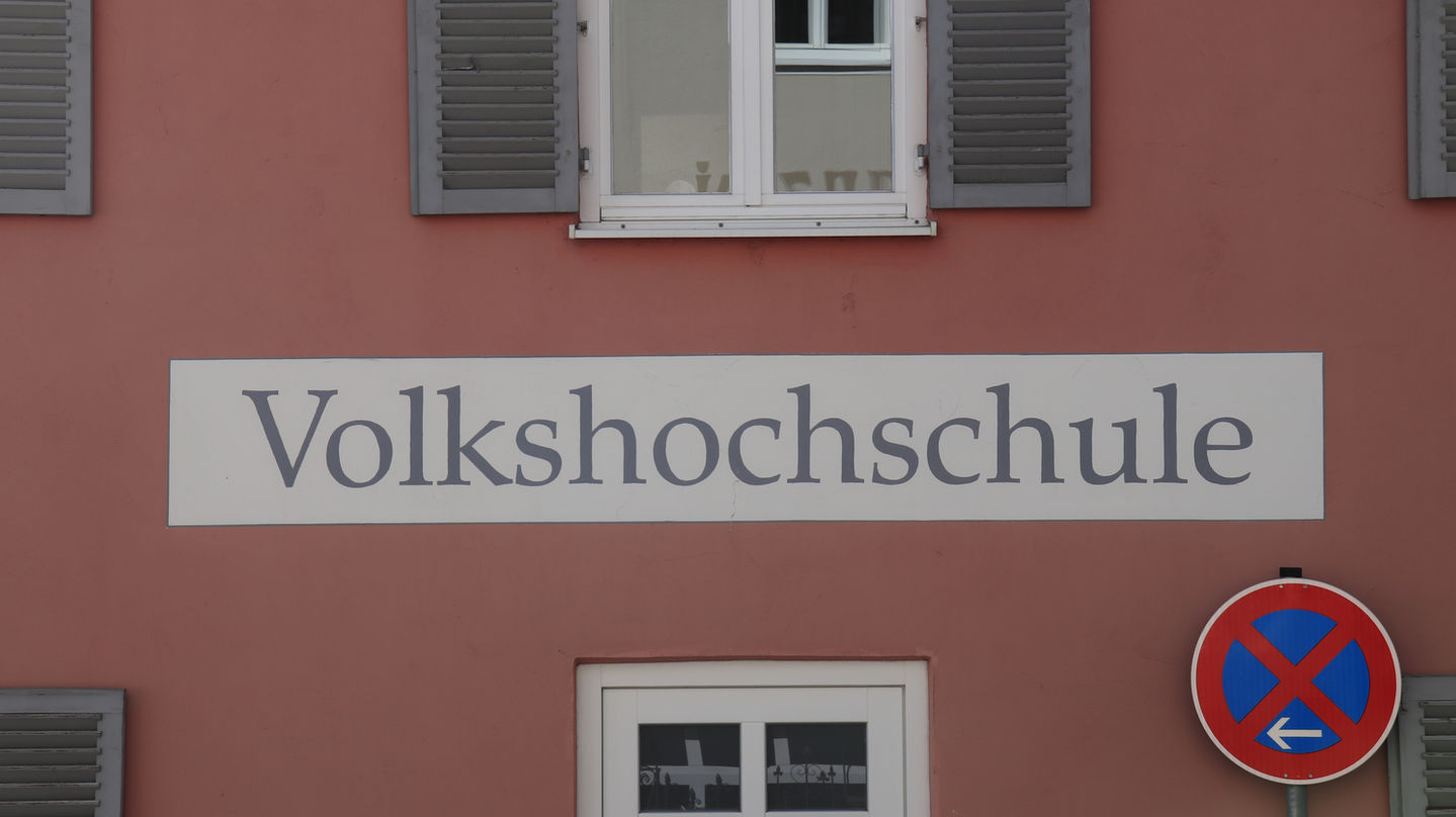Volkshochschule Schild auf Rotem Gebäude