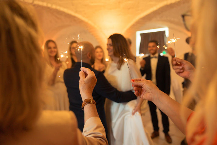 Gäste Feiern im Gewölbe, das Brautpaar tanzt fröhlich gemeinsam in der Menge