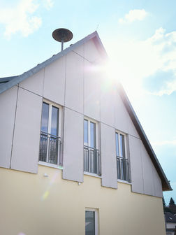 Ein Teil des Gebäudes der Feuerwache in Berg. Drei Fenster und das Dach sind zu sehen.