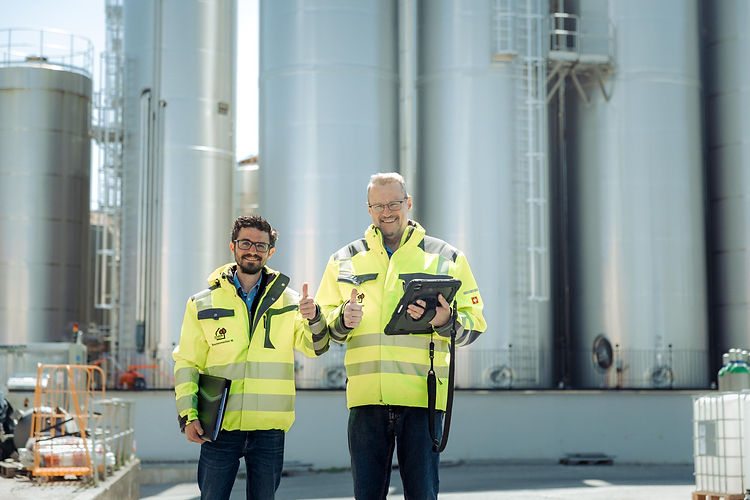 Mathias Brechenmacher und Werner Schreck bei einer Brandschutzprüfung