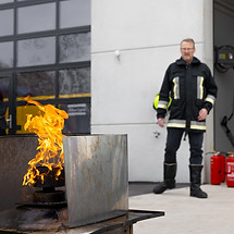 Ein Feuerwehrmann begleitet das kontrolliere abbrennen während einer Brandschutzübung