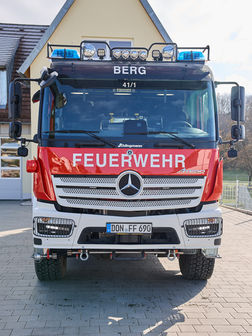 Profilaufnahme eines Feuerwehrautos.