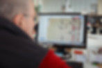 Mann betrachtet technischen Plan am Computerbildschirm in einem Büro.