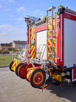 Der Hintere Teil eines Feuerwehrautos mit den aufgerollten Wasserschläuchen.