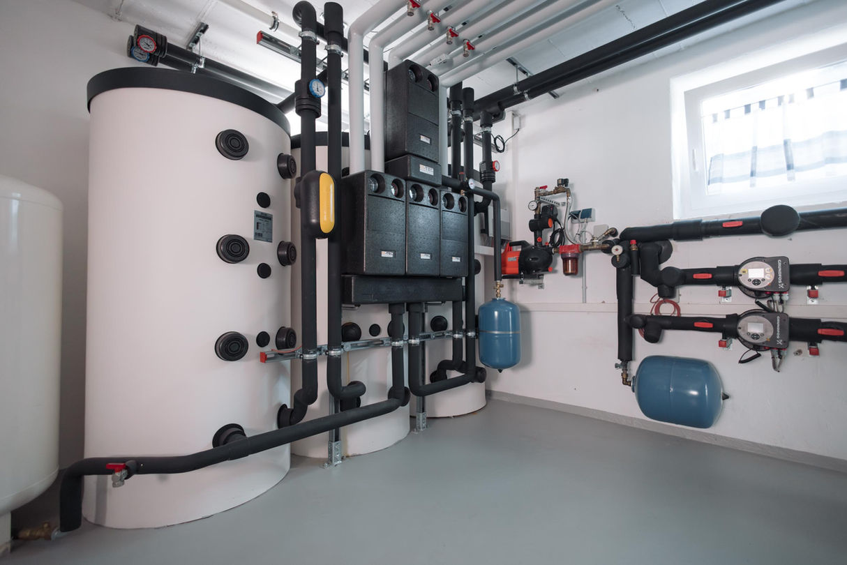 Eine Wärmepumpe in einem Keller