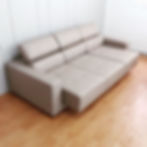 Sofá articulado com encosto reclinável ajustável, projetado para conforto em salas de uso contínuo