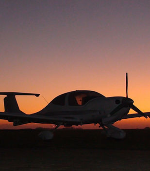 Diamond_DA40_sunrise_Pancake-Airlines_edited.jpg
