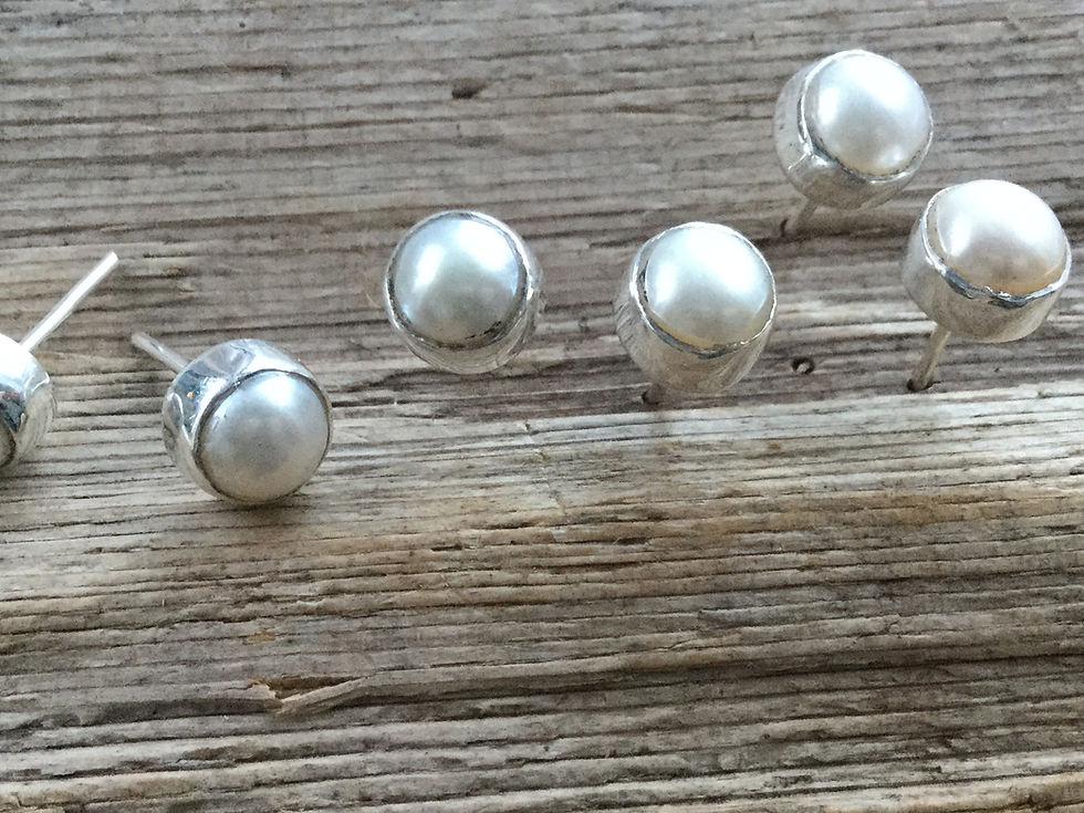 Thumbnail: pearl studs