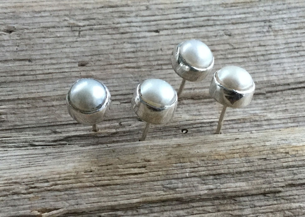 Thumbnail: pearl studs