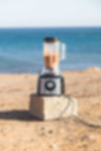 Bildet viser en tilkoblet blender på stranden ved hjelp av EcoFlow sin delta max 
