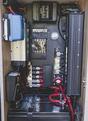 Svart 3000W 300Ah off-grid system i skap til en van
