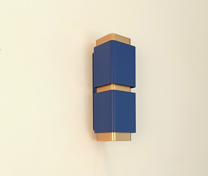 Applique design intérieur luxe de couleur bleu et doré. Luminaire tendance 2024. Nouveauté