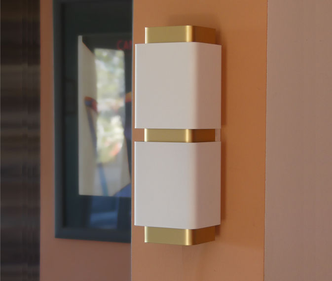 Applique murale dorée et blanche réalisée à la main en aluminium design moderne,contemporain.